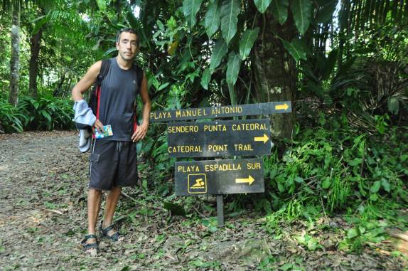 Caminhando no Parque Nacional de Manuel Antonio, no litoral do Oceano Pacífico, na Costa Rica